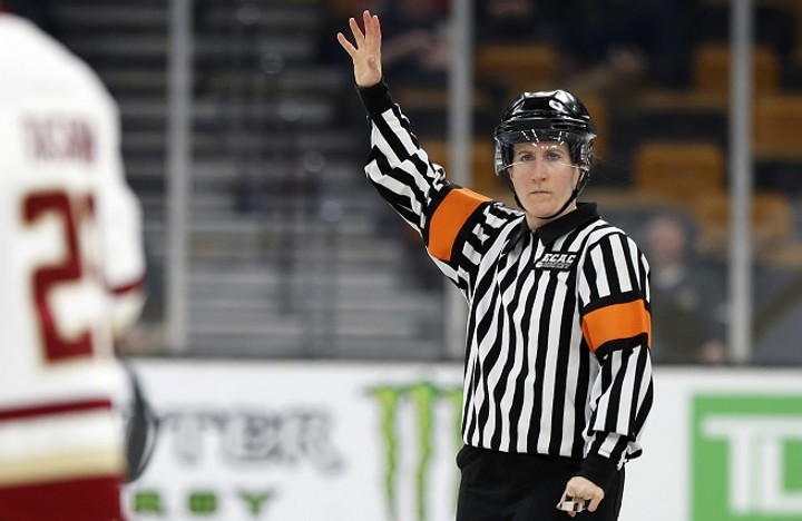 Krôčik od NHL. Farmársku ligu bude pískať desať žien